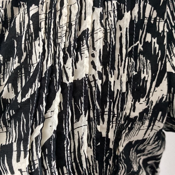 The Limited Floral Design Button Down - Picture 4 of 9